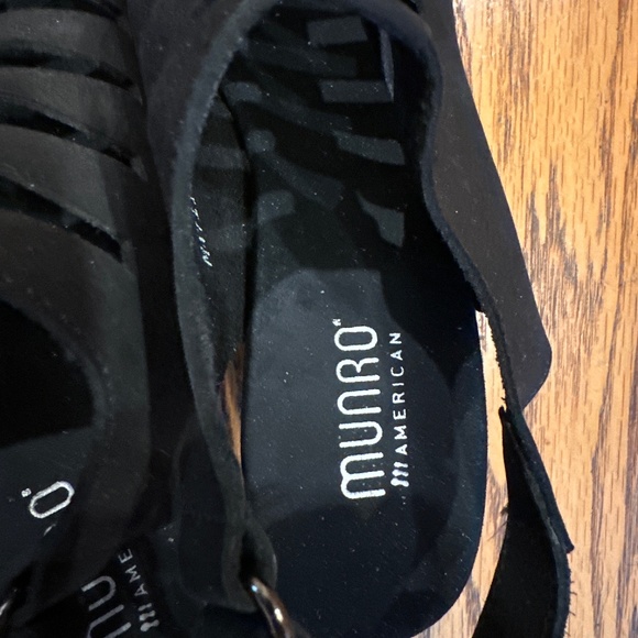MUNRO AMERICAN WOMENS BLACK ABBY SANDALS ADJUSTABLE HEEL STEAP AND RUBBER SOLE - Picture 2 of 10